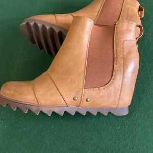 Tinstree destressed boots size 10 hidden heel